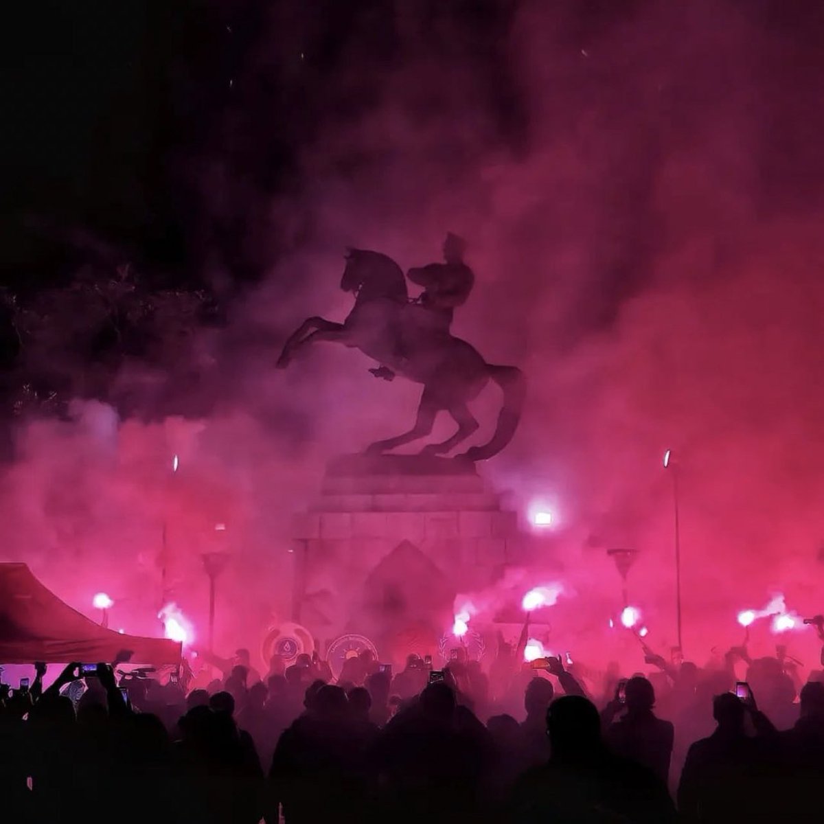 Şu görüntüyü de buraya koyalım da, duruşumuz, tarafımız tartışma götürmezcesine net belli olsun.
Ülkemizin kurucusuna saygı ve minnetimiz asla tartışma konusu değildir.