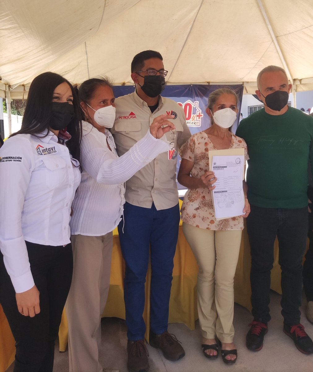 FreddyBernal's tweet photo. En #SanCristóbal entregamos 16 viviendas en el Urbanismo Mi Refugio, obra que fue producto de una estafa por parte de una empresa privada hace 20 años, pero gracias a las políticas del Gobierno Nacional  la @gmvvtachira_ se hizo cargo y hoy es una realidad para los tachirenses. https://t.co/O91K9wxLub