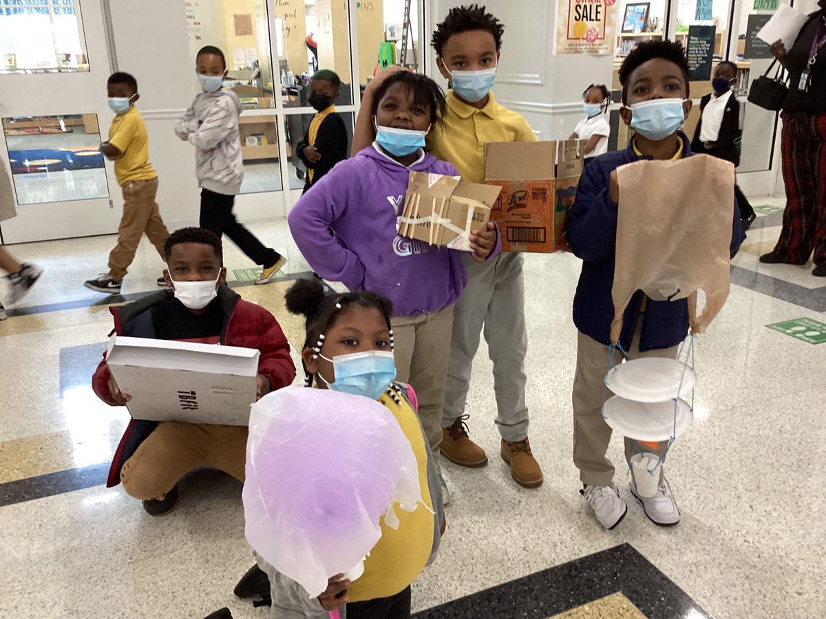 ABWilliamsElem1's tweet photo. We had our own egg drop challenge today at ABW! Our students created their own containers to see whether or not their eggs would break after being dropped 17 feet! 😮Today was a huge success for our students and staff! #EggDropChallenge #FullSTEAMAhead #STEMEducation https://t.co/RvQBuywOTZ