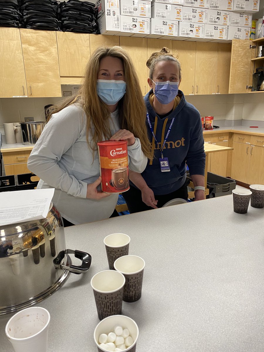 fineartsrock38's tweet photo. Thank you, RDL parents, for supporting Winter Walk 2022 with hot chocolate and marshmallows. Big hit! #besthotchocolateever @RedDeerLakeScho @RDLCouncil @fsd38 https://t.co/vYpyuRAdyH