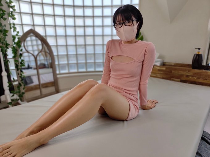 おはようございます  ファンの方から頂いた衣装💕  身体にフィットし過ぎて  着こなせてるか不安💦  似合ってると思った人はいいね  頑張っての応援のＲＴも  よろしくお願いします https://t
