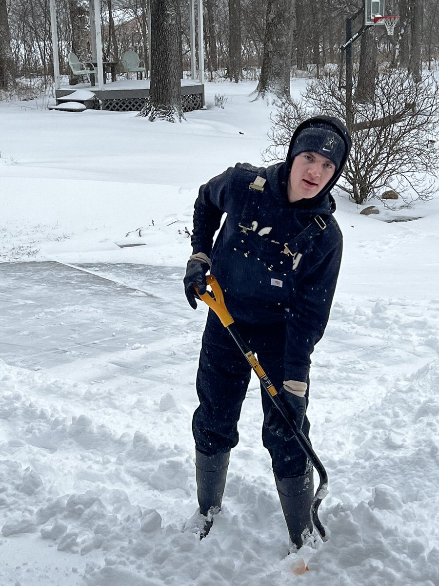 HCWarriorFB's tweet photo. ✅ 2 Warrior Football players getting a driveway clean! Good work @kolton22168377 &amp; @GarrettGroce19 #ProgramGoal2 https://t.co/WyGutYdnc2