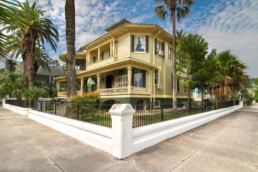 InfoDestination's tweet photo. Schaefer Haus Mansion - Galveston😀
https://t.co/MwPYLmM0BI👍
**
#galveston #unitedstates #mp_unitedstates #mp_traveldestination #excitingtravel #visitunitedstates #earthofficial #explorethenew #passionpassport #travelawesome #stunningplace #a #wanderlust #beautifuldestinations✴️ https://t.co/CQkR81aUfZ
