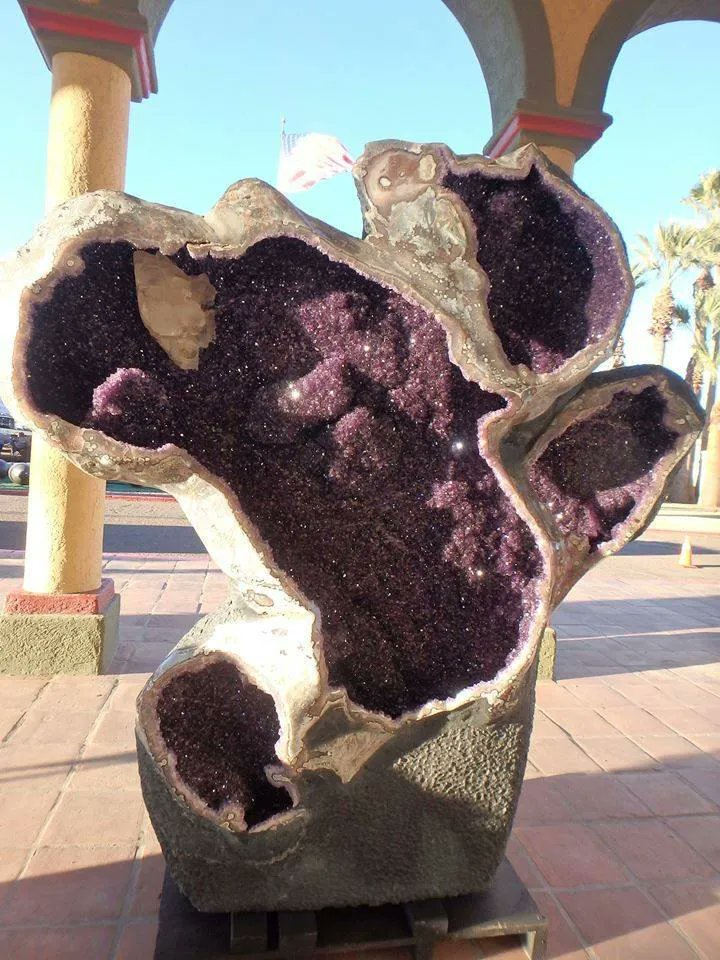 EarthFamilyCrys's tweet photo. 😍OMG....Can you imagine having this on display in your home?
This massive Amethyst Geode was one of my Faves a the Tucson Rock &amp; Gem show! 
#crystalbliss #crystaleyecandy #tucsonrockandgem

Photo:Earth Family Crystals https://t.co/t8vSgbHBsi