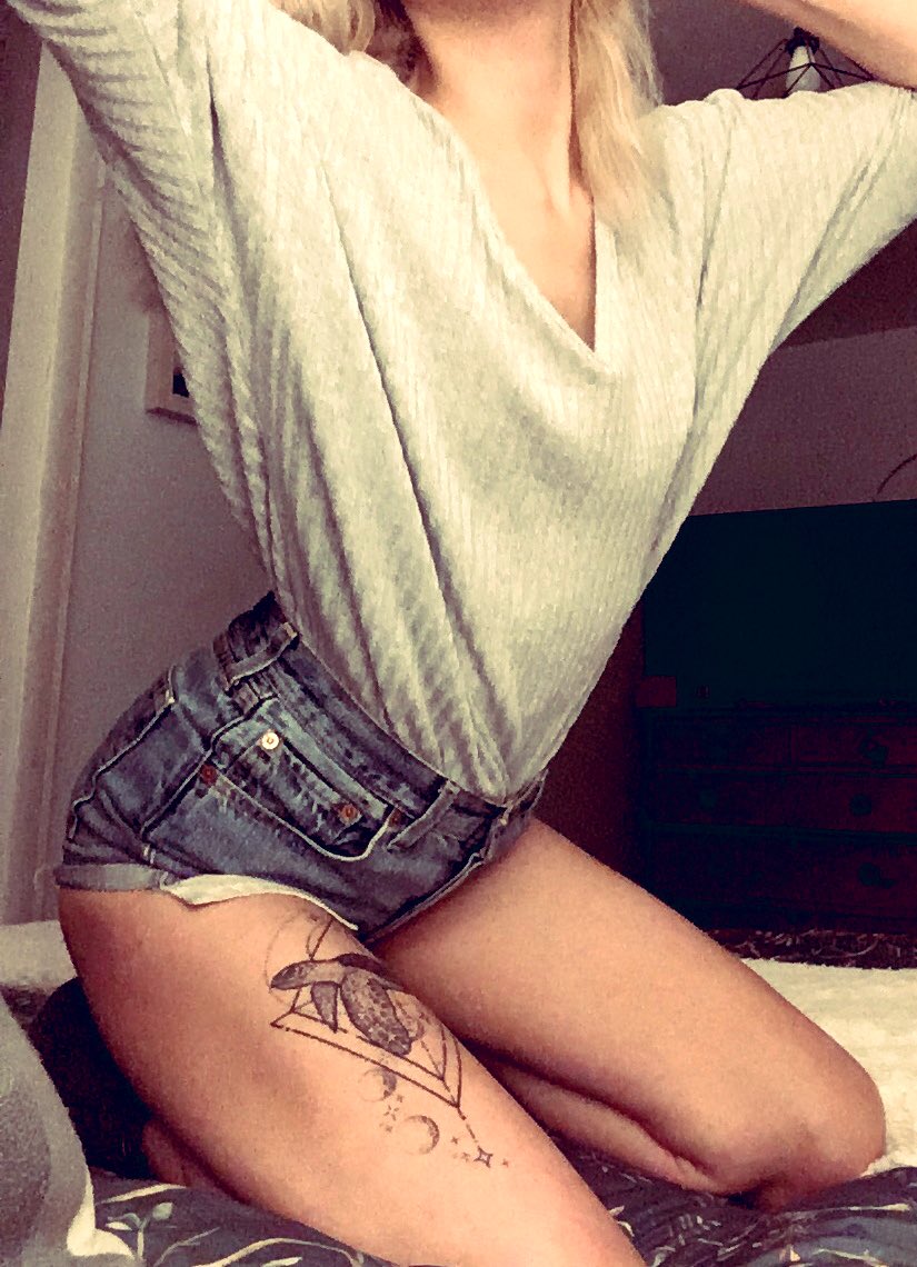 devinepeachy's tweet photo. It’s been a while since going online. Hectic and exhausting at work! Should I login over the half term? Who’s feeling naughty? #Camgirlonline #naughty #worshipmyfeet #camgirlِ #saucy #kinky https://t.co/TTqMkdl3Pz