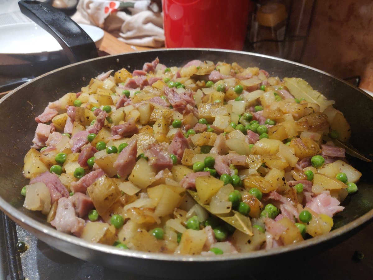 DiningCooking's tweet photo. Skin-on potato, ham hock, bay and pea hash 
 
#Dinner #DinnerTonight #Tonight #WhatIsForDinnerTonight
 
https://t.co/WFMLyy8HKb https://t.co/H9dUNMFjF2