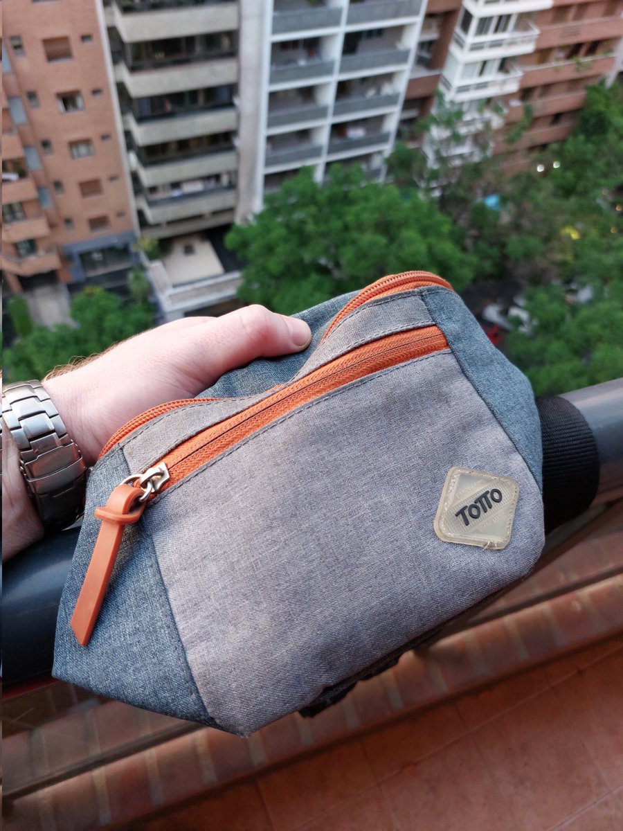 Hola <a href="/VivireNuevaCba/">VivirenNuevaCórdoba®</a> encontré esto en la calle. Por lo que tiene adentro, seguro el dueño la está buscando