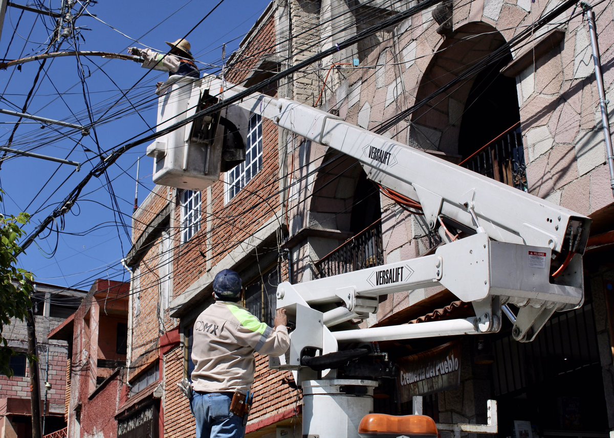En el Pueblo de San Bartolo el problema de luminarias que no prendían llevaba más de dos años sin resolverse (qué raro 😪)

Gracias a mi vecino Víctor por invitarme acá y ayudarme en una gran tarde en la que hasta me trepé a la grúa y le aprendí algo a quienes diario se rifan