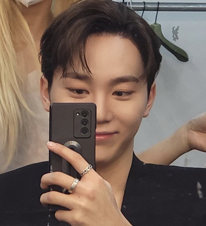 kwanethereal's tweet photo. seungkwan recent &amp; old mirror selca https://t.co/zzWInHTwYl