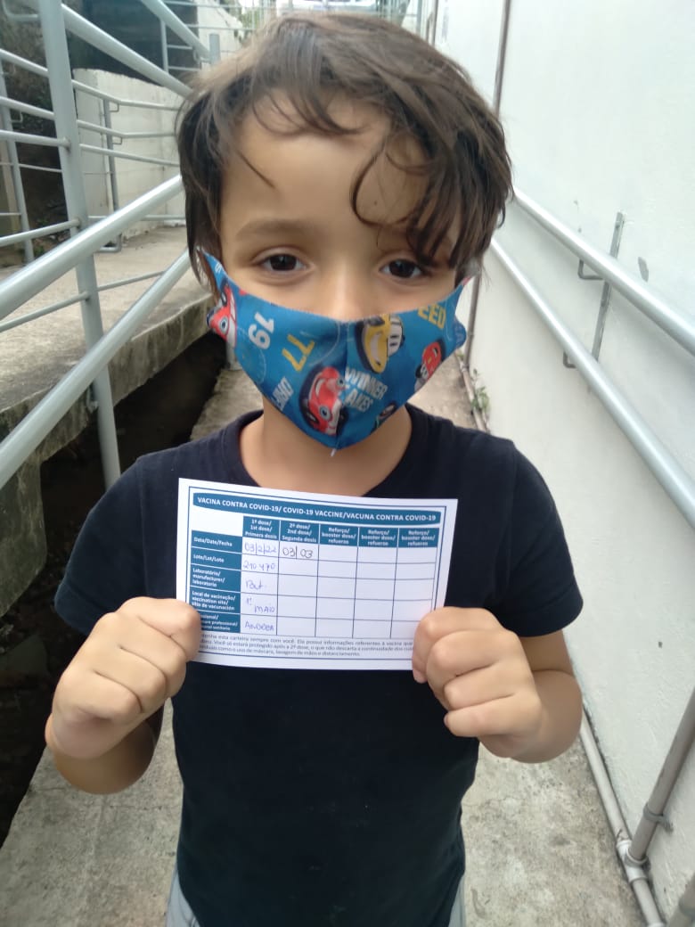 Hoje foi meu dia de me tornar um jacaré🐊. Depois da minha vovó, dos meus papais e da minha maninha, chegou a minha vez de me vacinar e ganhar super força. Sou um super herói contra o coronavírus. Seja você também um super herói!🦸🏻