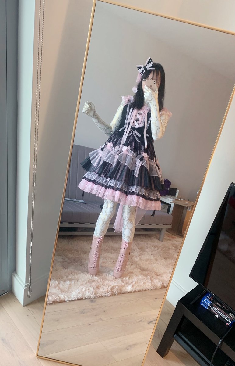 xiaohuangsama's tweet photo. 紧身衣凸显出身材,Lolita小裙子展示高雅,而芭蕾高跟则是华丽的没有锁链的镣铐,赐予她完美的腿型,并让她永远在我身边⭐️
#紧身衣 #芭蕾高跟 #balletboot #女装大佬 #女装子 #伪娘 #男の娘 #crossdresser #mtf https://t.co/c6910M8UZ9