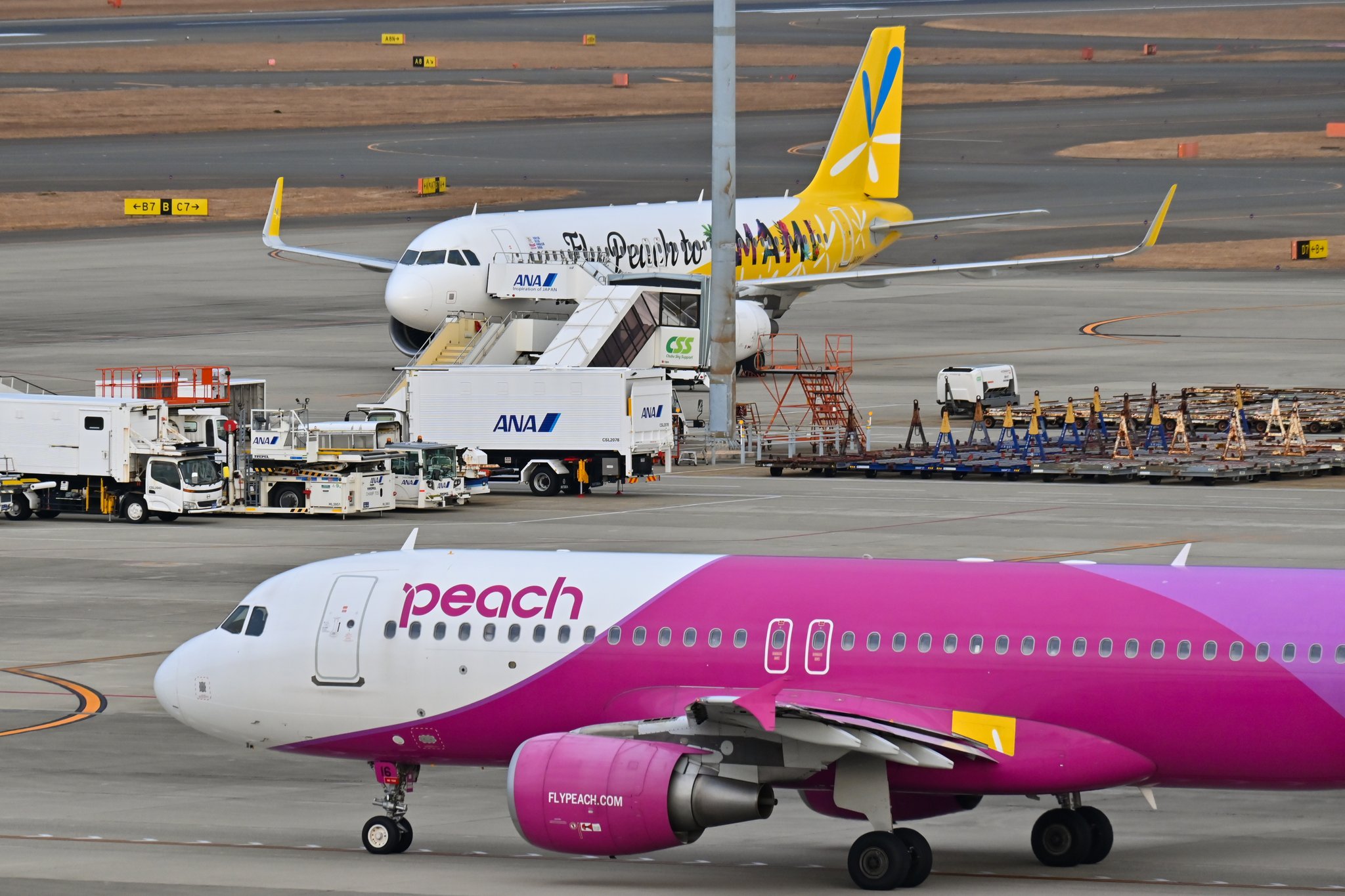 中部国際空港セントレア 新千歳 行きのpeach461便です オープンスポットにはバニラ塗装の機体も駐機していました よく見ると手前の機体にもイエローな部分ありますね セントレア T Co Gcpsseuhhd Twitter