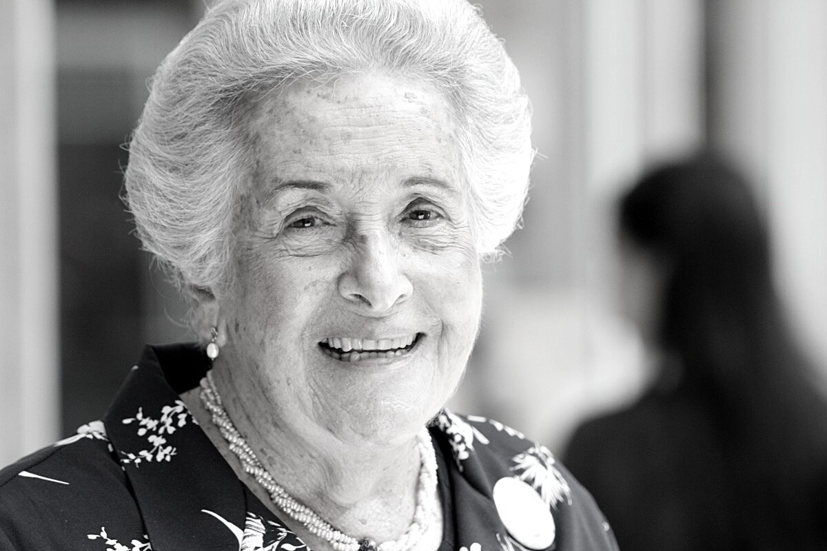 UdeA's tweet photo. 🖤El nombre de Ángela Restrepo Moreno, su calidez, la pedagogía siempre acunada en sus palabras y su inspiradora trayectoria en la ciencia colombiana, constituyen para la #UdeA un vínculo entrañable, de admiración y reconocimiento. Mensaje de despedida: https://t.co/4gojmgBu2G https://t.co/KreJ2RCnnH