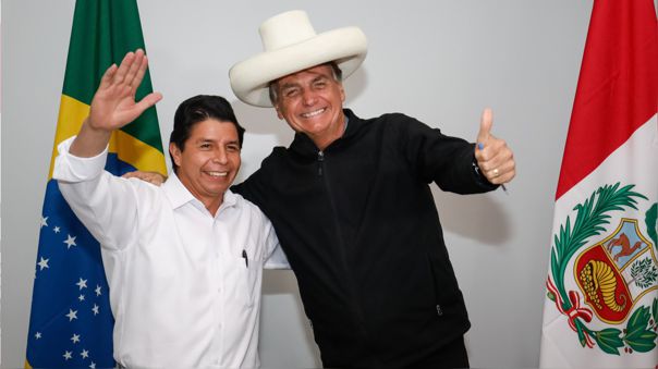 El abrazo de @PedroCastilloTe con Jair Bolsonaro es una vergüenza. El presidente de #Brasil es el máximo representante de la ultraderecha en el continente. Tiene una política sistemática de exterminio y despojo territorial contra los pueblos indígenas. Niega la crisis climática.