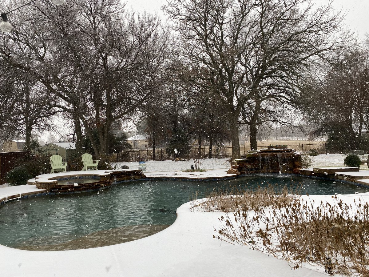 Momandie's tweet photo. @wfaa @wfaaweather Cool &amp; Crisp in Flower Mound🌨❄️🥶 https://t.co/dcbdi9W7Ms
