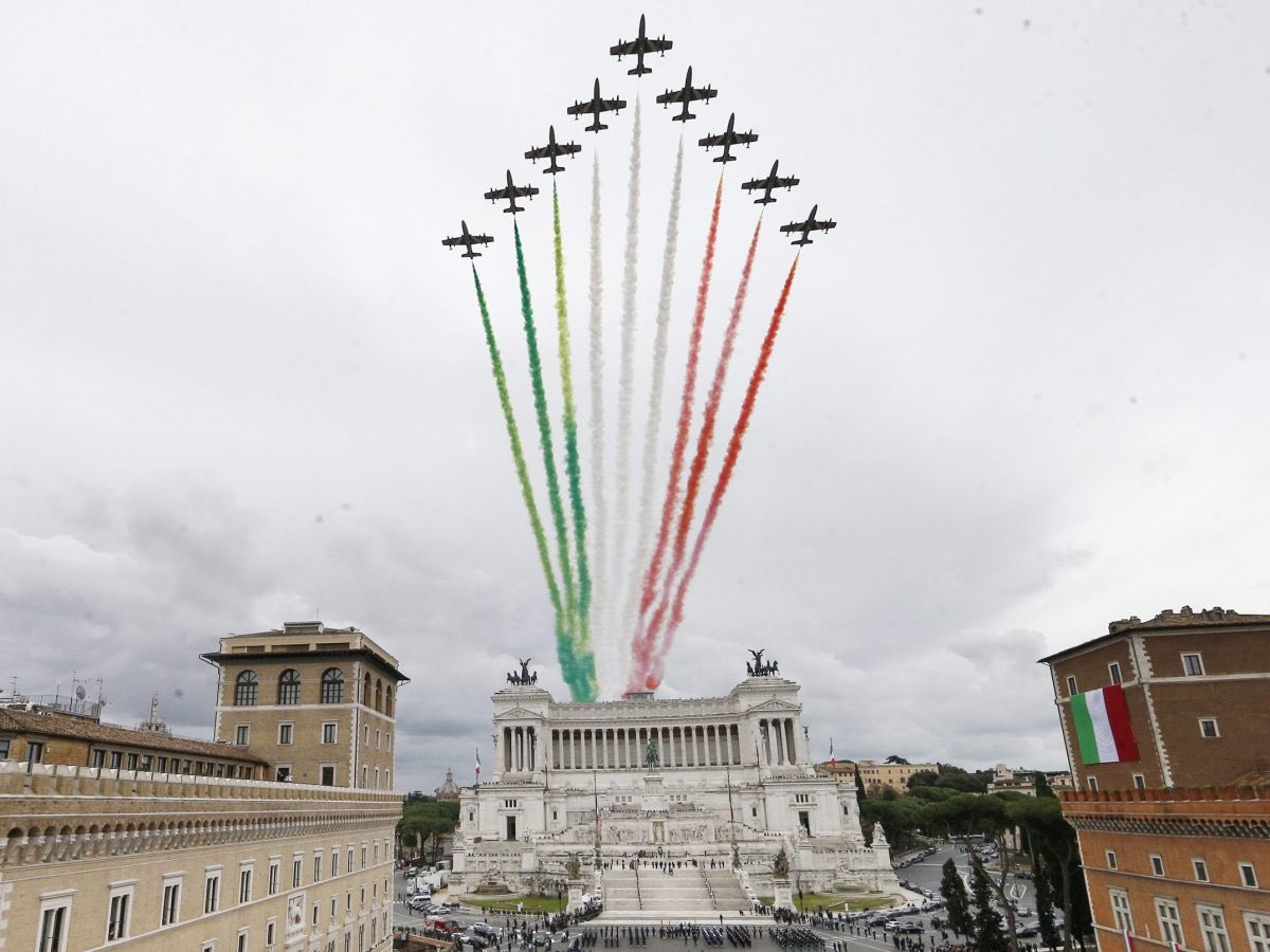 Quelli che hanno criticato la ritualità del giuramento del #PresidenteDellaRepubblica , ritenendo eccessiva la presenza delle #FrecceTricolori, sono gli stessi che avrebbero preferito i bunga bunga quirinalizi del pregiudicato 
#Lineanotte