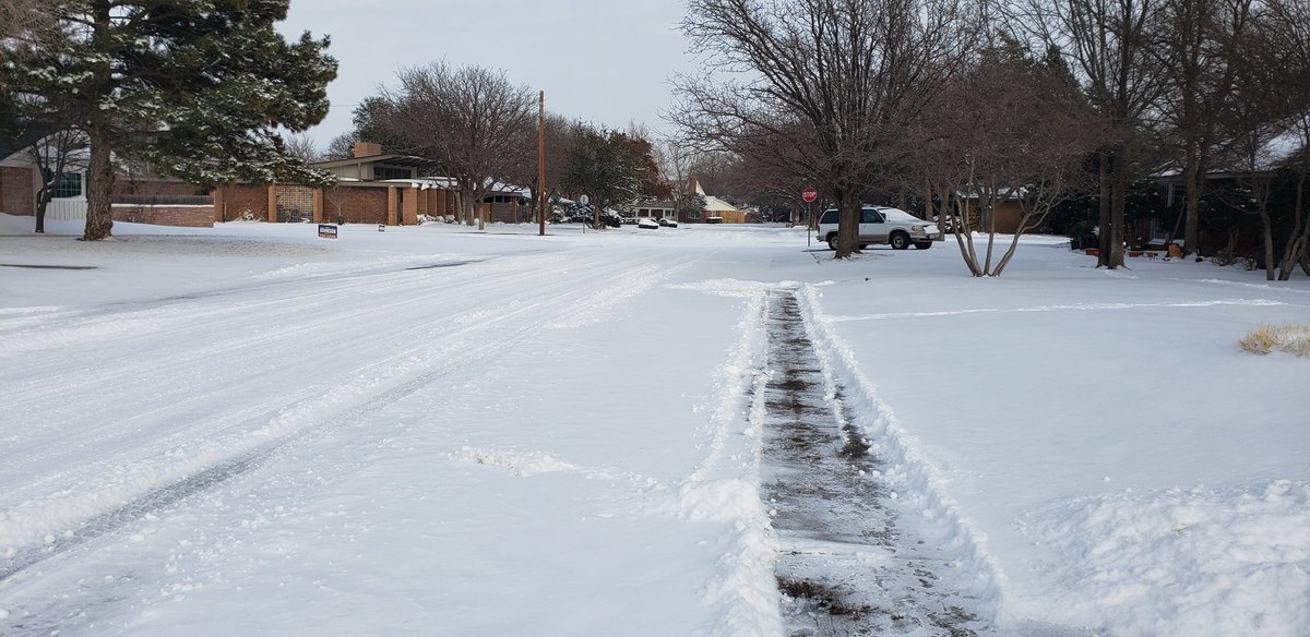 AMWWX's tweet image. Storm total snow: 5.7 inches
This amount was based on an average of several "represenative" measurements on the property. Snow drifts over 2 feet deep. @NWSAmarillo #phwx #txwx