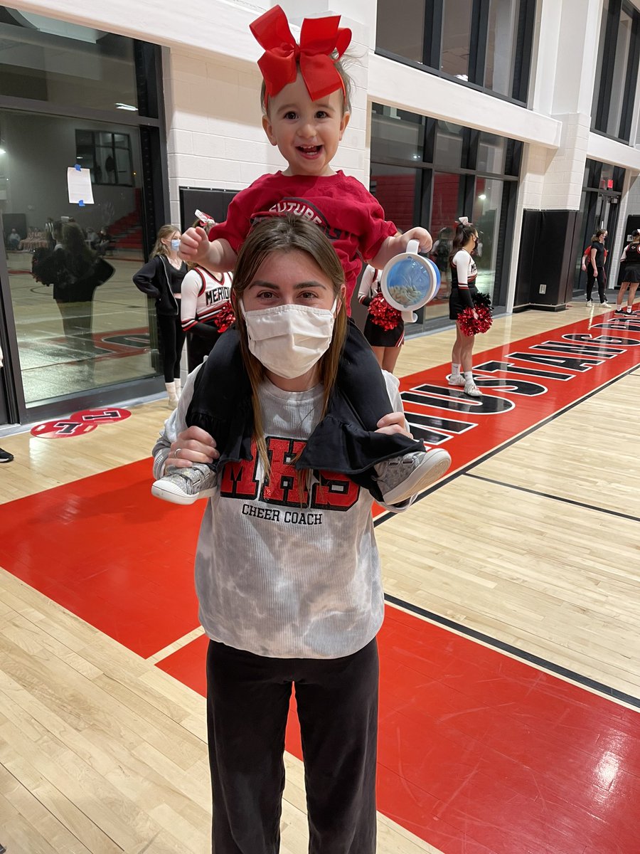Early game means Fi got to join for cheer club night! We love <a href="/MHSSports121/">Mustang Athletics</a> ❤️🖤🏀