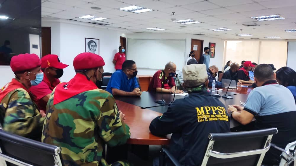 mirelct's tweet photo. #03Feb Conversatorio  en conmemoración del 30° aniversario de la REBELIÓN CÍVICO-MILITAR del #4F-1992, una gesta heróica indeleble; hoy mantenemos el legado del Comandante Eterno Hugo Chávez Frías y junto a nuestro presidente @NicolasMaduro las 3R.nets #ProducciónSoberana https://t.co/YT3uomaLj2