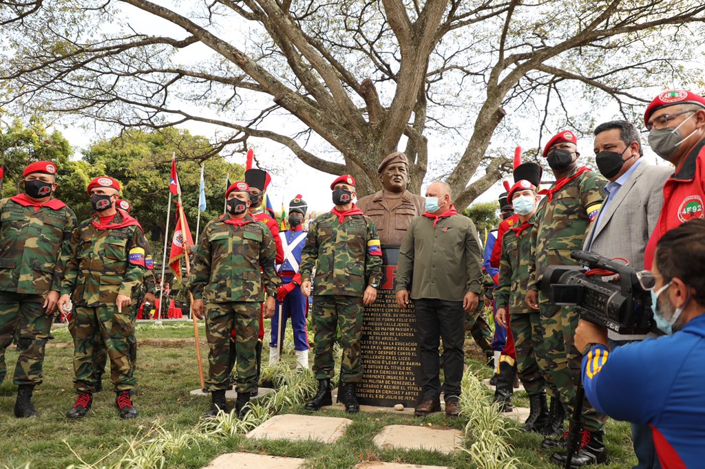 GeneralPueblo's tweet photo. #3fe Cargados de fuego sagrado compartimos junto a nuestros compañeros combatientes del #4F1992 Dia de la Dignidad Nacional; en la nueva plaza 4 de Febrero, inaugurada en los espacios de la Comanadancia General del Ejército Bolivariano. ¡Chávez Vive! #4FPorAhoraYParaSiempre https://t.co/JPmycghQHJ