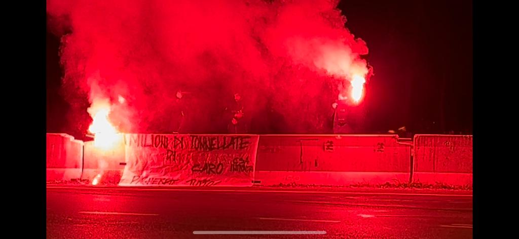 AndreaBotti12's tweet photo. #Emooli Ancora un azione sulla #429bis degli attivisti del Csa Intifada @crempoli
Contro la devastazione ambientale 
Come ha riportato anche questa mattina l"articolo del quotidiano della @Nazione_Empoli 
Pagherete caro pagherete tutto!
Bonifica subito della #SR429 https://t.co/giXy3gMXpc