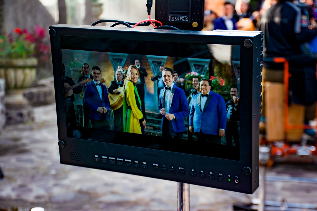 sebastianes's tweet photo. Estamos preparando un video 🎬 especial para ustedes #MiMetaContigo 😍 en compañía de nuestra amiga Majo Aguilar espérenlo muy pronto #FierroPapa #Uyuyuyuyyy https://t.co/PkpIrOQTV3