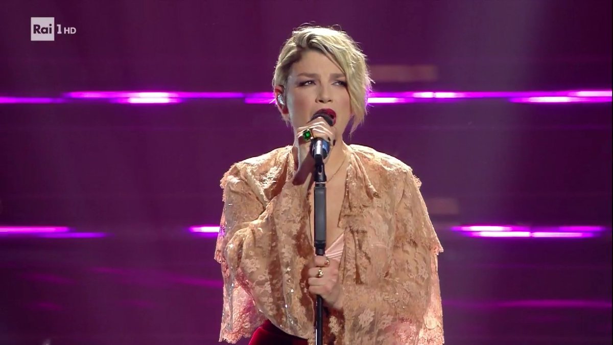 verita_blog's tweet photo. Emma catalizza l’attenzione di tutti. Voce bellissima, e brano emozionante, moderno, convincente.
Pazzesca! 🔥 #Sanremo2022 https://t.co/Fkb3grZCcJ