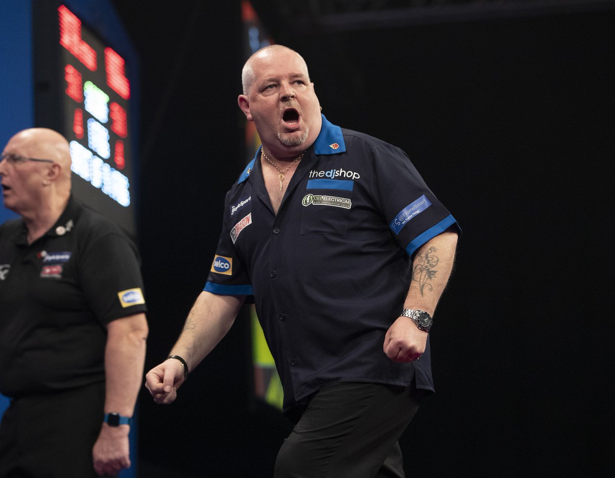 dartn_de's tweet photo. Am ersten Tag der #WSDC2022 zeigte @TheThorn180 die beste Leistung und erreichte zurecht die nächste Runde. @OfficialKP180 rang #TonyOShea in einer Nervenschlacht nieder. Ebenfalls erfolgreich waren @onedart180 und @RichieHowson180: https://t.co/Sf0PzWkfng #darts #legends https://t.co/fTscvfatuJ