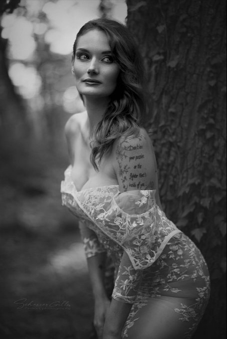 Shooting by Gillesscherrer  Make up by Anais Oury  Tu pr&eacute;f&egrave;res en couleur ou en noir et blanc?! #models<a href="/tag/models"class="tags"><span>#models</span></a><a href="/tag/picoftheday"class="tags"><span>#picoftheday</span></a><a href="/tag/photography"class="tags"><span>#photography</span></a>