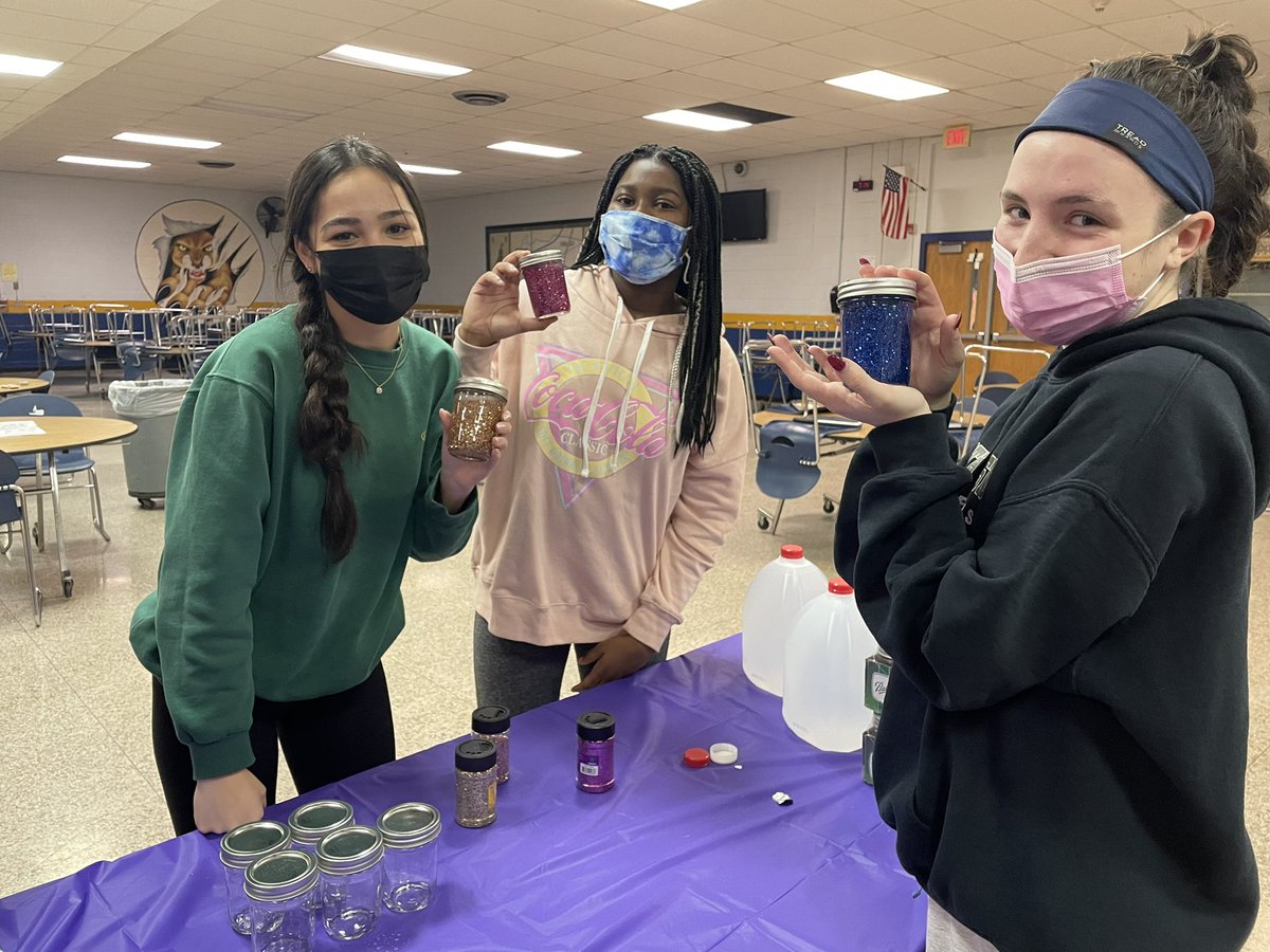 MsOndrof's tweet photo. come de-stress with us in the cafeteria from 7-9 !! @pthsHOPE @pthsnation https://t.co/bi9YfJ47gx