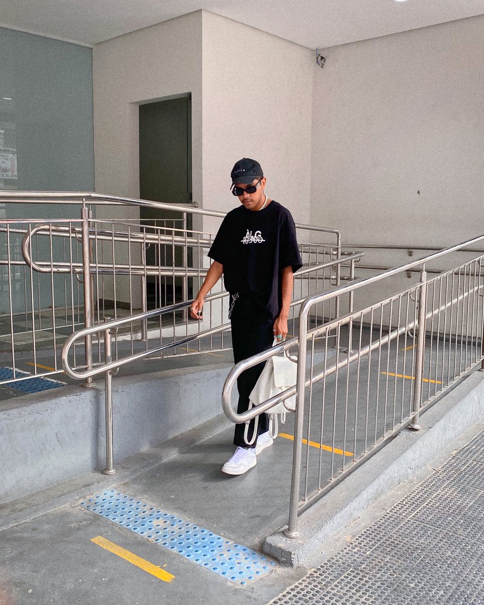 itsigorsaint's tweet photo. Gatinho de all black passando na sua timeline 😎❤️‍🔥🤞🏽 #outfitoftheday #streetwear #neutralfits #styledbysaint https://t.co/yYwX5jWywf