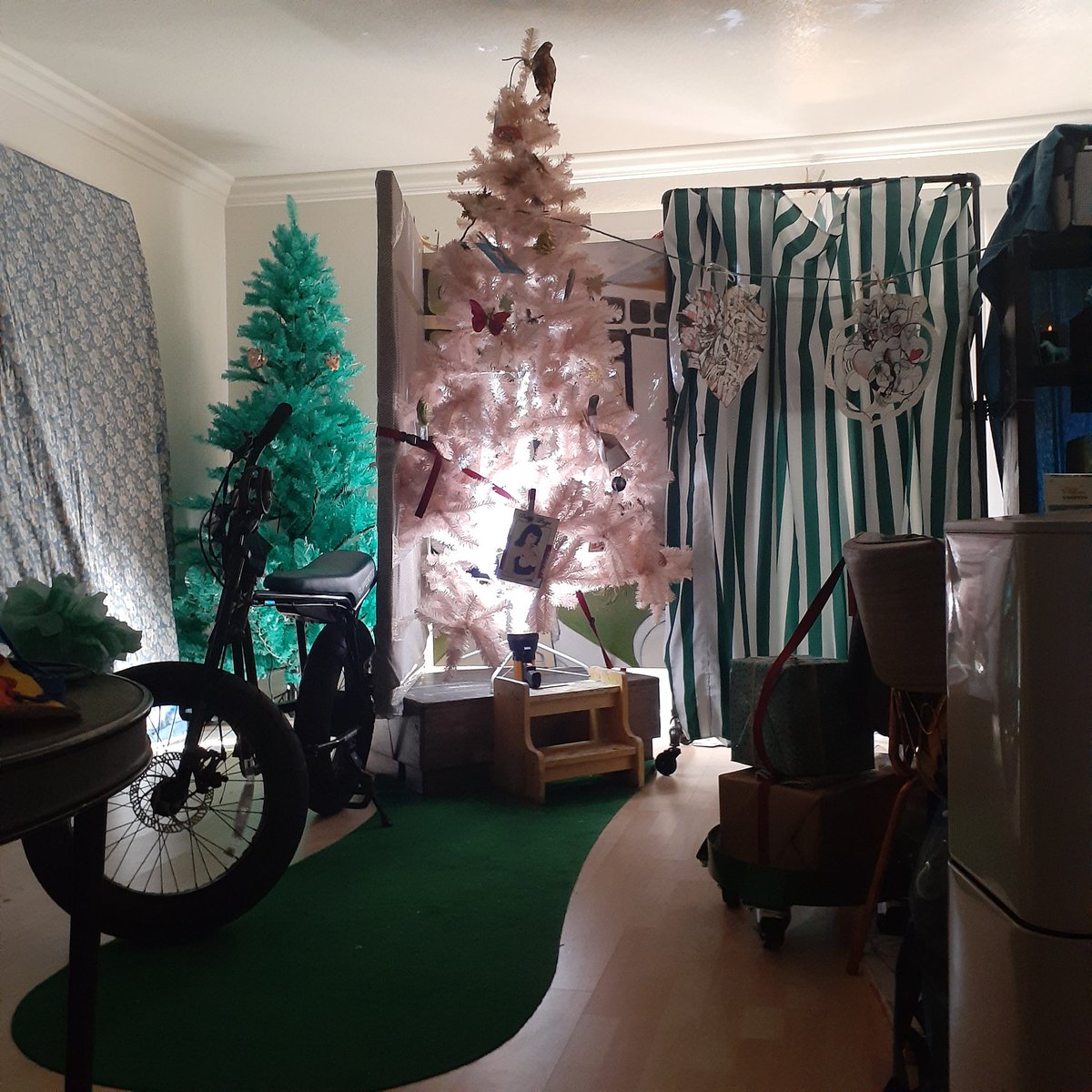 KelleyPadrick's tweet photo. Making a little #faux forest in #palmsprings that mimics the #pines in #RiversideCounty #California around 5-6,000 ft up from here. @PalmSpringsPD for #hiker preparedness, water @girlscouts @boyscouts troop meeting. #PinupsPresidential #experiencedesign #nonprofit #scenic. https://t.co/rAkFxzbTny