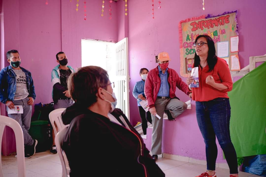 alexandravasoch's tweet image. Desde el barrio la Cristalina, en la parte alta de la Comuna 6 de Soacha, segundos socializando nuestra propuesta para llegar a la Cámara de Representantes.
Nuestro compromiso con el #PactoHistórico es luchar por los derechos para estas comunidades.
#CundinamarcaPuede ✊