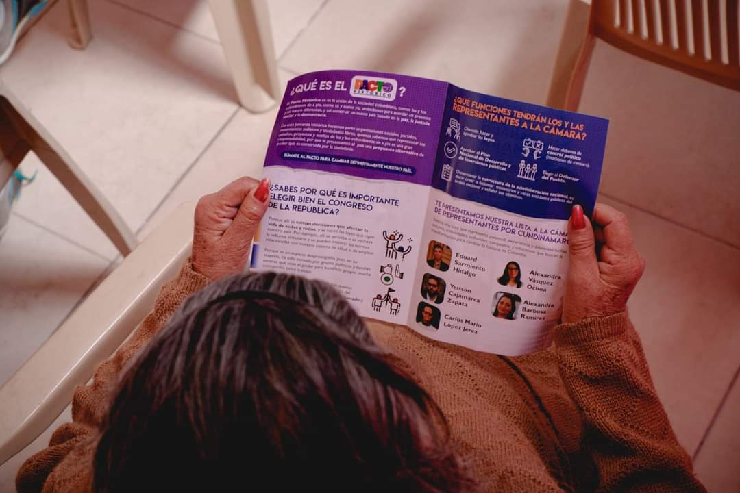 alexandravasoch's tweet image. Desde el barrio la Cristalina, en la parte alta de la Comuna 6 de Soacha, segundos socializando nuestra propuesta para llegar a la Cámara de Representantes.
Nuestro compromiso con el #PactoHistórico es luchar por los derechos para estas comunidades.
#CundinamarcaPuede ✊