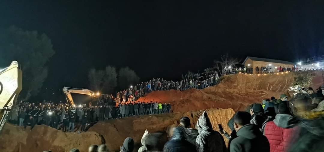 Izemanass's tweet photo. 📸 Le nombre de personnes qui attend le petit Rayan Masha Allah 🤲
La solidarité a toujours fait partie de nous 🇲🇦 https://t.co/HFma0R3I2x