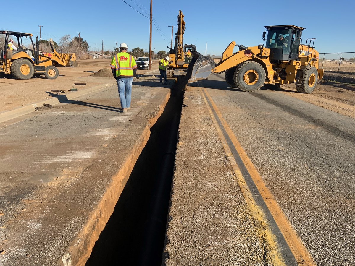 PalmdaleH2O's tweet image. Contractors have started work on replacing 1.5 miles of water mains in the areas of Division St., Carolside Ave., 2nd St. East, 3rd St. East, Stanridge Ave. &amp;amp; E. Ave. P-12. Please avoid the streets or be extra cautious when traveling in the area. #PipelineReplacement #PWD