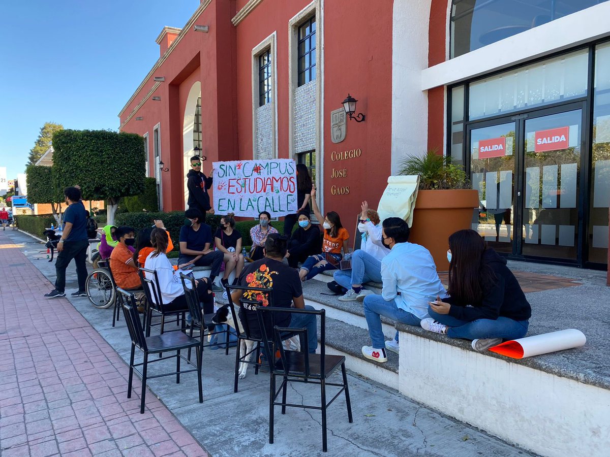 MauAlvaS's tweet photo. Los maestros y alumnos no nos negamos a ir a clases. Negamos que el @Gob_Puebla imponga su voluntad, violando nuestros estatutos orgánicos y rectores.
#UDLAPLibre #UDLAPSecuestrada 💚🧡 https://t.co/gWU8D6Z9Ck