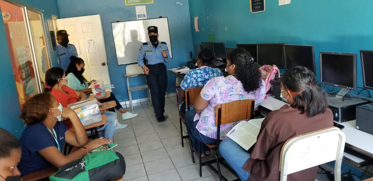 PoliciaHonduras's tweet photo. 🚔🚨| #Positivo

Nuestros funcionarios policiales del #ProgramaGREAT realizan capacitaciones a nivel nacional en temas componentes para las familias https://t.co/I5K9Fw4BRp