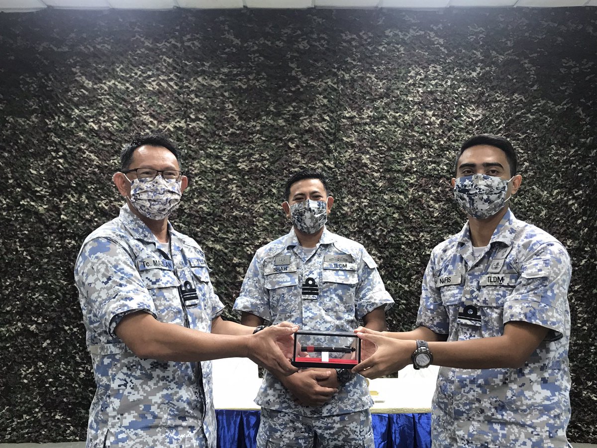 ENAED (@dpl_timur) on Twitter photo "Two hardest things to say in life are hello for the first time and goodbye for the last".
Majlis Serah Terima Tugas Pegawai Laksana dan Pegawai Selenggaraan Torpedo telah disempurnakan oleh PM DPLT.
Selamat maju jaya Lt Kdr Mazlan.
<a href="/tldm_rasmi/">Royal Malaysian Navy</a>
<a href="/MPA_Timur/">HQ Eastern Fleet</a>
<a href="/hqenl/">HQENL</a> "Two hardest things to say in life are hello for the first time and goodbye for the last".
Majlis Serah Terima Tugas Pegawai Laksana dan Pegawai Selenggaraan Torpedo telah disempurnakan oleh PM DPLT.
Selamat maju jaya Lt Kdr Mazlan.
<a href="/tldm_rasmi/">Royal Malaysian Navy</a>
<a href="/MPA_Timur/">HQ Eastern Fleet</a>
<a href="/hqenl/">HQENL</a>
