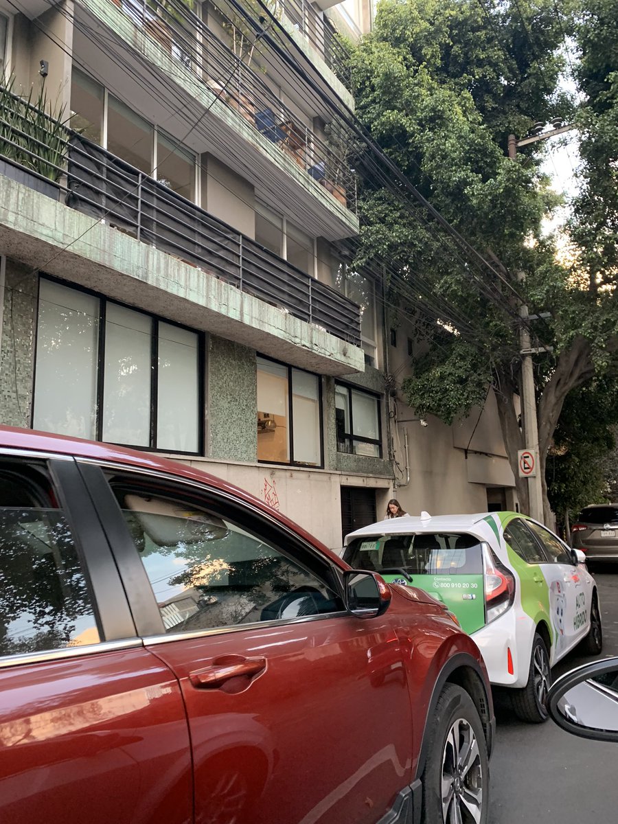 artemuoza's tweet photo. Sin gobierno en la alcaldía Miguel Hidalgo, los# vehículos estacionados en zona prohibida sobre Gelati , y ni las ambulancias que vienen del Mocel pueden salir del semáforo eterno de Gelati y Revolución @AlcaldiaMHmx https://t.co/el4hYaYTVm