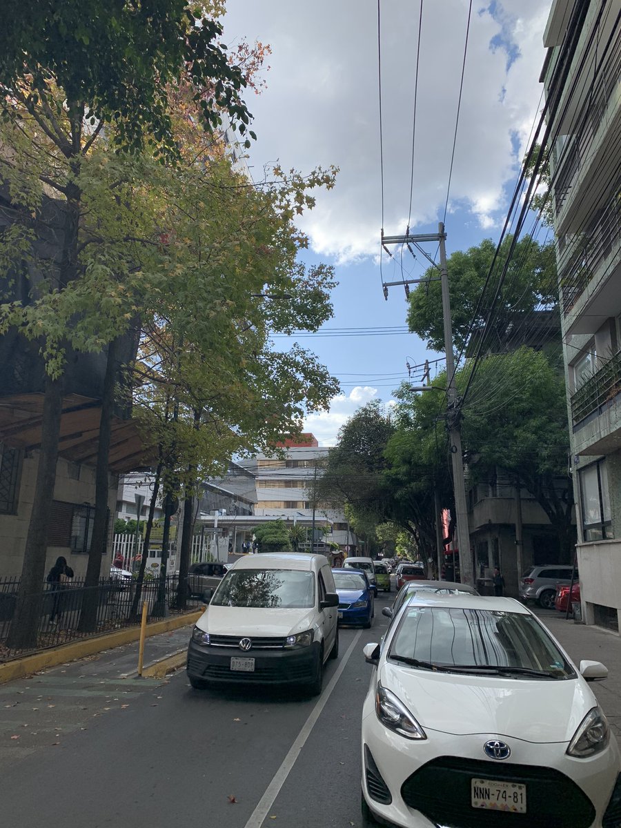 artemuoza's tweet photo. Sin gobierno en la alcaldía Miguel Hidalgo, los# vehículos estacionados en zona prohibida sobre Gelati , y ni las ambulancias que vienen del Mocel pueden salir del semáforo eterno de Gelati y Revolución @AlcaldiaMHmx https://t.co/el4hYaYTVm