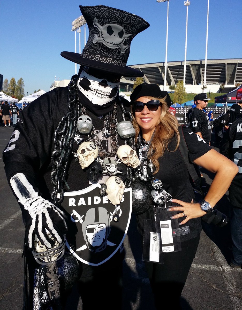 poohbearkiki's tweet photo. TBT #Oakland #TailgatingFun #BlindDate 🤩 lol https://t.co/a3iLm22IYp