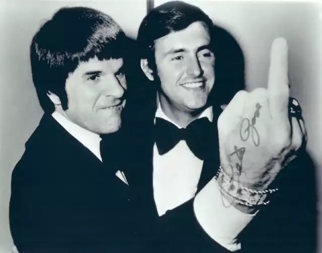 Happy Birthday to 9 time all-star Fred Lynn, sharing an intellectual conversation with Pete Rose here. 