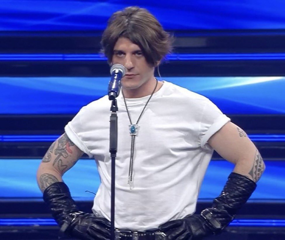 dario_head's tweet image. Io che guardo la classifica #sanremo2022