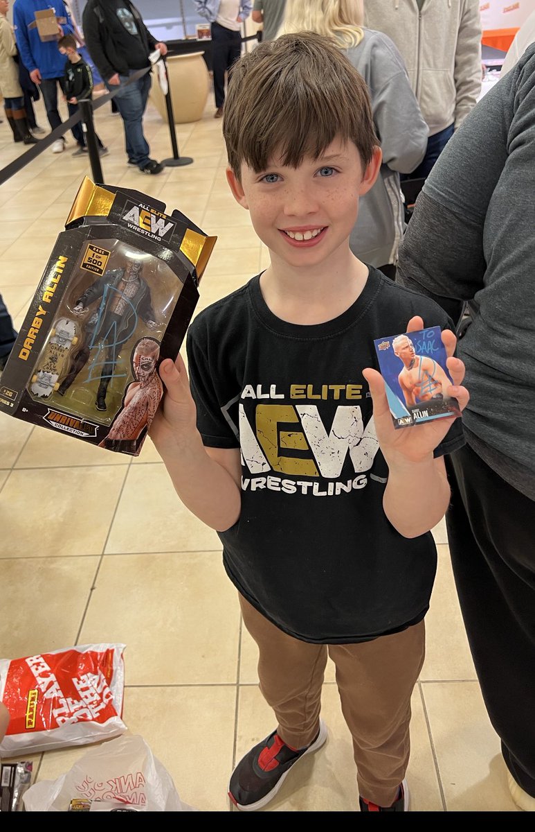 MahoFoundation's tweet photo. Met his hero tonight.  Thanks for being so kind to a 9y/o @DarbyAllin    A day he’ll never forget! https://t.co/8zmnojOTM3