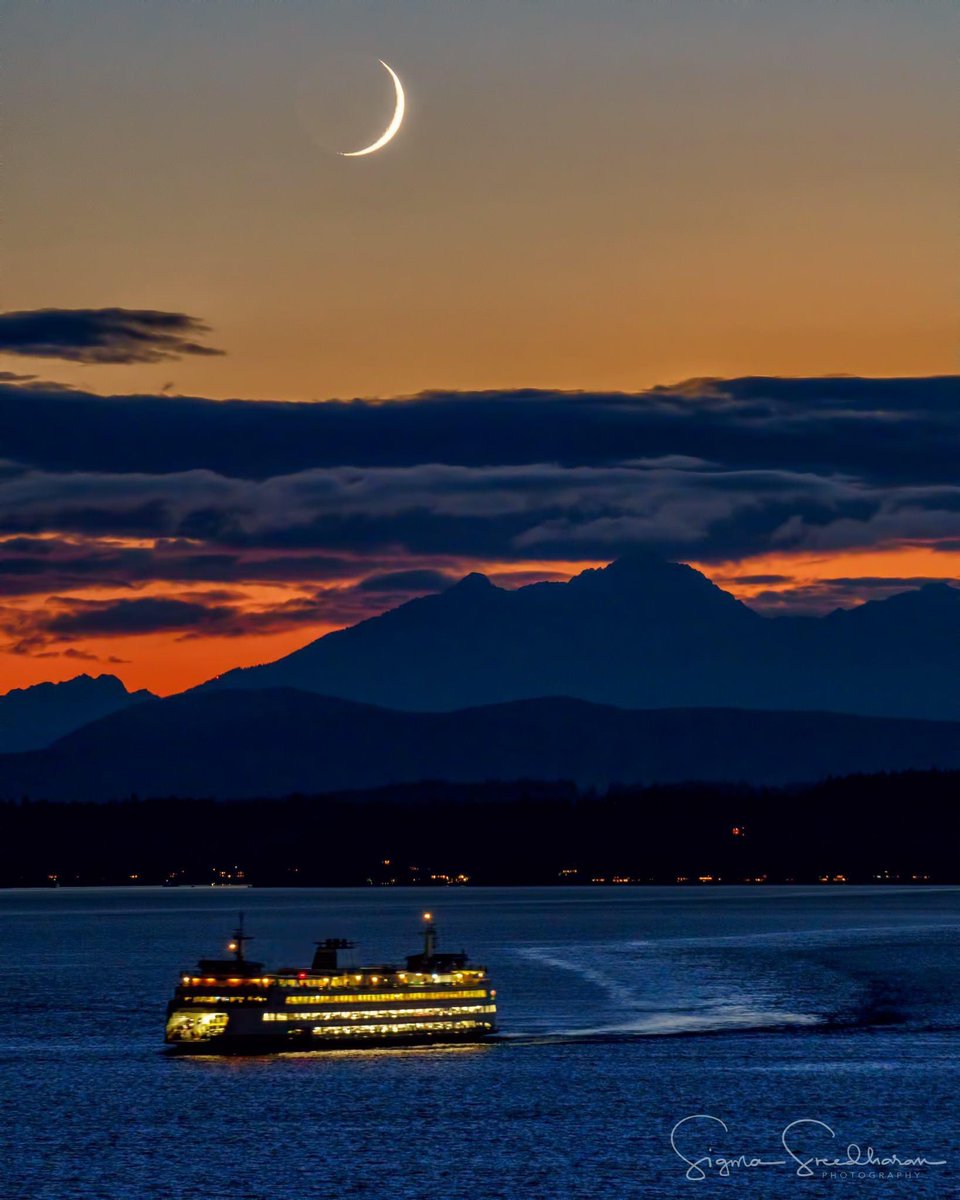 RT @sigmas: A ferry ride under the crescent moon… #pnw #seattle… https://t.co/54qo2XafUv
