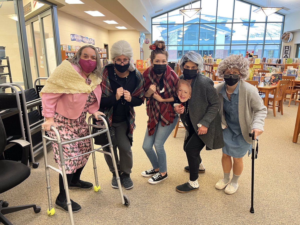 Happy 100th Day of School from the Prairie Trail spring chickens!🤣#100thDayofSchool <a href="/bspangler2017/">Bri Spangler</a> <a href="/PrairieTrailD56/">Prairie Trail</a> <a href="/GurneeD56/">GurneeD56</a> <a href="/ArtwithSchmid56/">Deirdre Schmid</a>