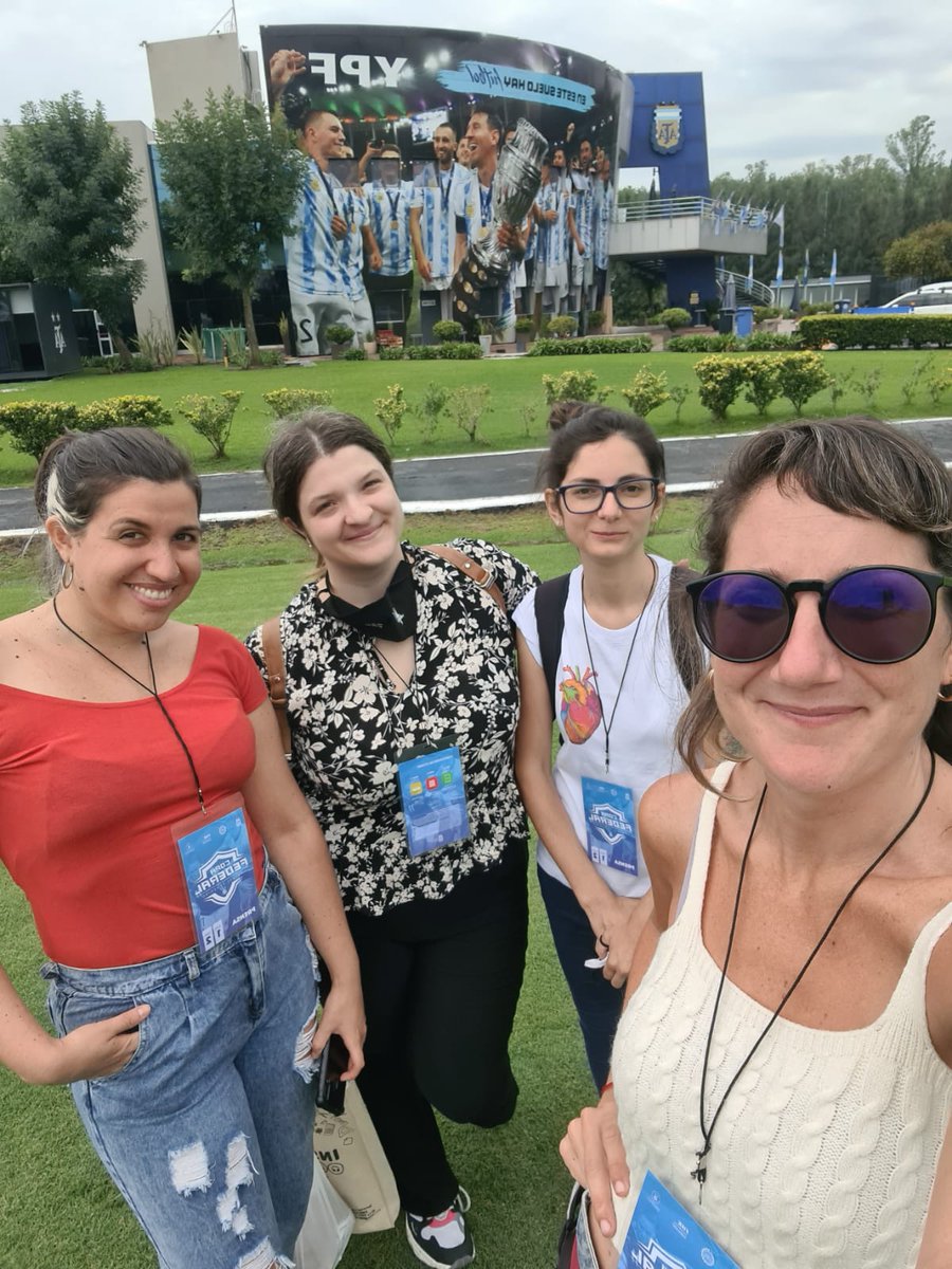 LauCorriale's tweet photo. ¡Volvieron las transmisiones de #FútbolFemenino 💜! La #CopaFederal ⚽🇦🇷 empezó con el batacazo de #LunaPark de Bariloche vs. #ElPorvenir y le pusimos voz.
Sonrisas 😁 y lluvia ⛈️ por todos lados en el Predio de @afa en Ezeiza 🤗
#AFADesarrollo 🇦🇷 https://t.co/642h7vSMsq