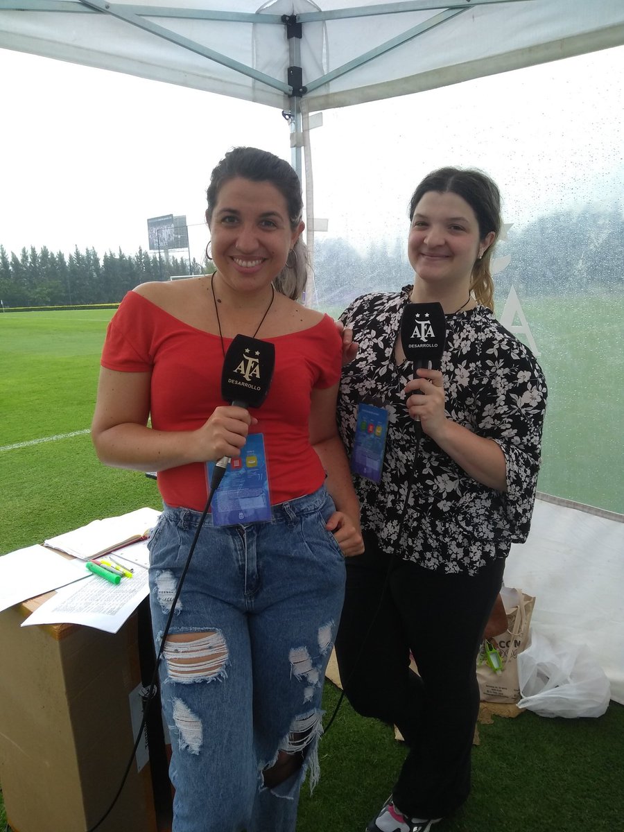 LauCorriale's tweet photo. ¡Volvieron las transmisiones de #FútbolFemenino 💜! La #CopaFederal ⚽🇦🇷 empezó con el batacazo de #LunaPark de Bariloche vs. #ElPorvenir y le pusimos voz.
Sonrisas 😁 y lluvia ⛈️ por todos lados en el Predio de @afa en Ezeiza 🤗
#AFADesarrollo 🇦🇷 https://t.co/642h7vSMsq