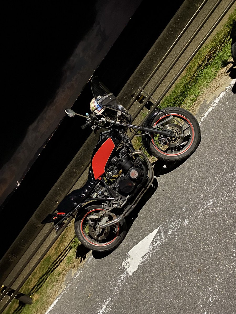 gpz400f6's tweet photo. #gpz400f 売ります 
75万
車検4年12月
去年キャブレターOH、バッテリー新品
xホルダー、軽スロ
三段シート、タックロール両方ございます。
サイドカバーアルフィン付けてますが、自家塗装なので、綺麗では無いです。
不具合
リアブレーキ弱い
タンク左に塗装の浮きあります
オイル若干漏れてます https://t.co/dtMN0QYLQL